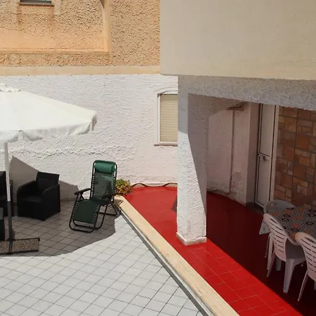 דירה Red House *